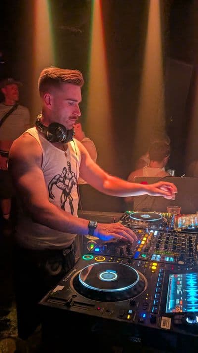 Profile image of Charlie From The World